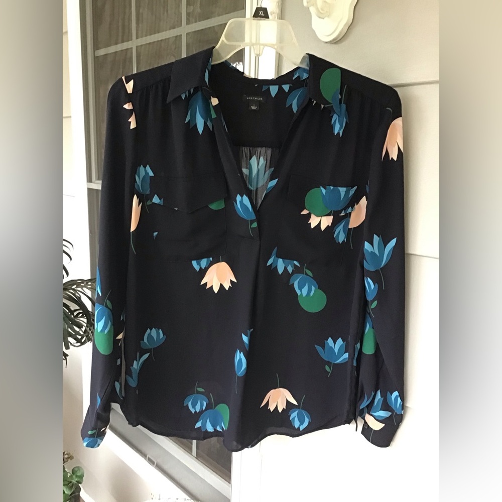 Ann Taylor size Large dressy tunic woman’s top black floral 100% polyester EUC